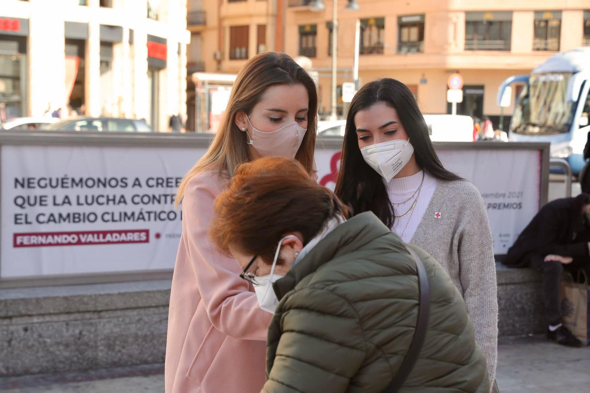 La fallera mayor 2022 y la corte participan en el Día de la Banderita