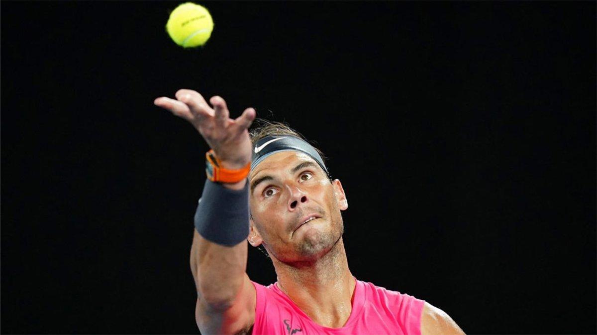 Nadal, durante uno de sus saques ante Delbonis