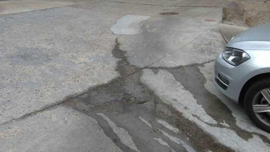 Escape de agua en una calle de Fermoselle en el día de ayer.