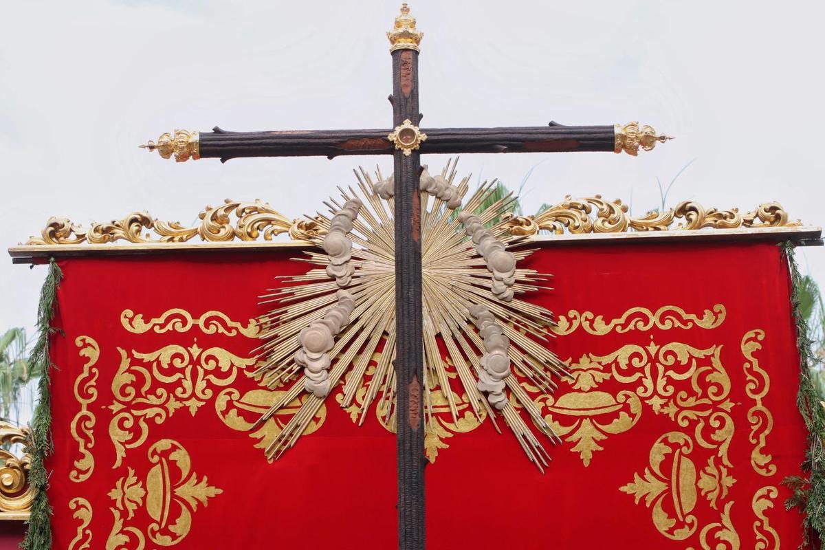 El altar está presidido por la Cruz del Mundo, estrenada con motivo de esta efeméride, en cuyas llagas se representan distintas escenas del Vía Crucis