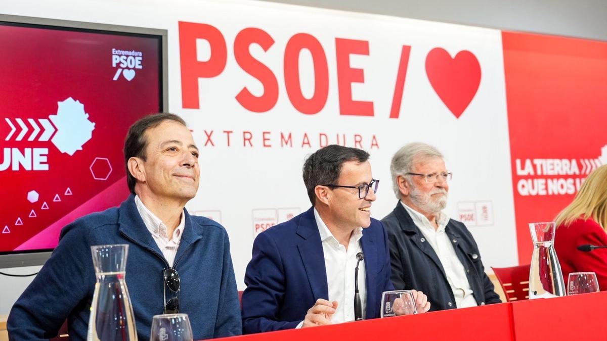 Gallardo anuncia su entrada en la Asamblea de Extremadura respaldado por Guillermo Fernández Vara y Juan Carlos Rodríguez Ibarra.