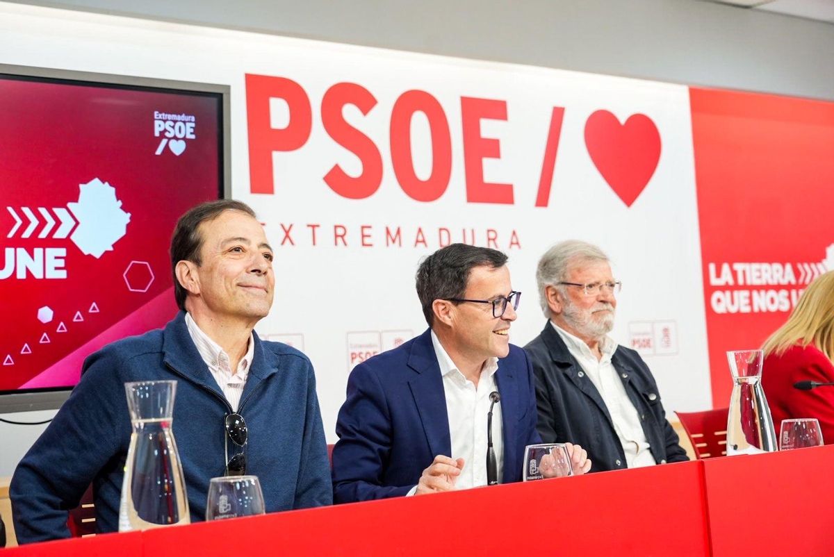 Gallardo anuncia su entrada en la Asamblea de Extremadura respaldado por Guillermo Fernández Vara y Juan Carlos Rodríguez Ibarra.