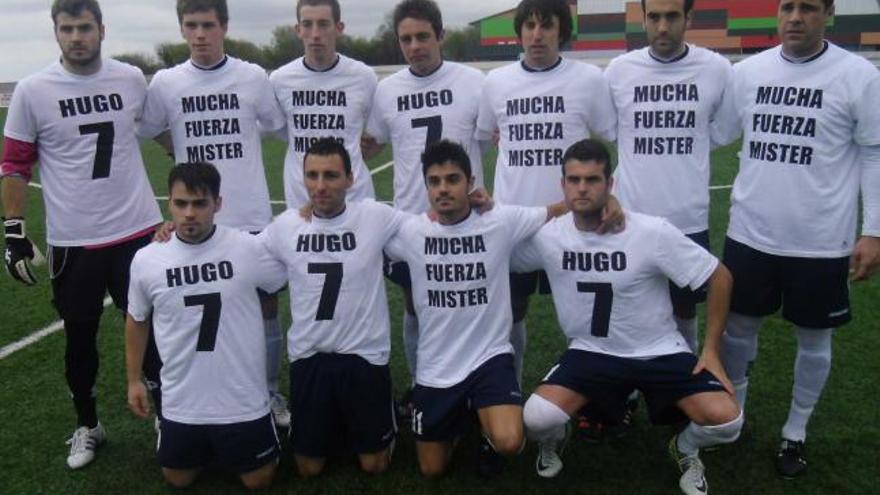 La plantilla del Cudillero, con las camisetas de apoyo a Iván Palacios y Hugo.