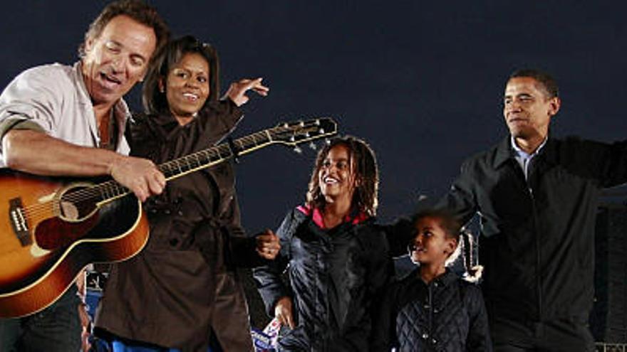 Obama y su familia junto a Bruce Springsteen en Ohio