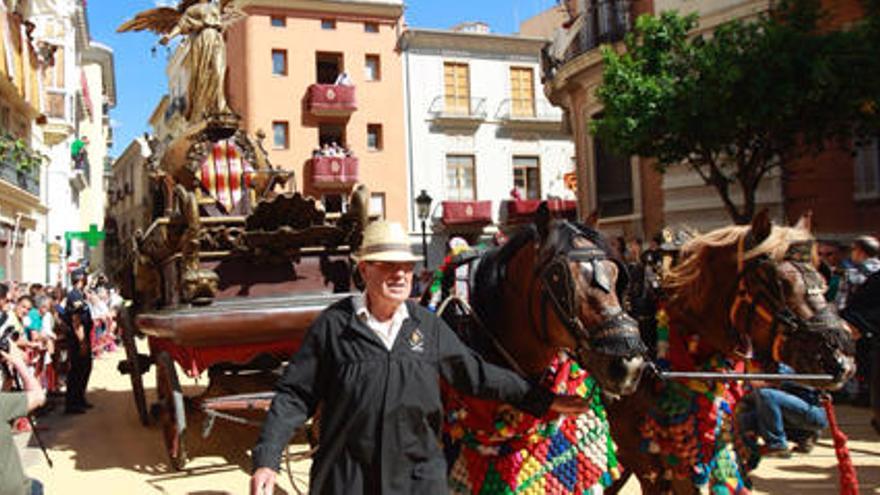 La «Fama» transita con dos caballos al acabar el recorrido.