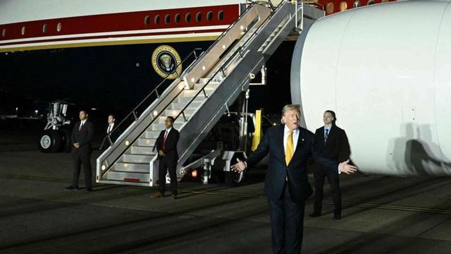 Donald Trump, després d’arribar a Anglaterra des de Turquia, al juliol. | SAUL LOEB / AFP