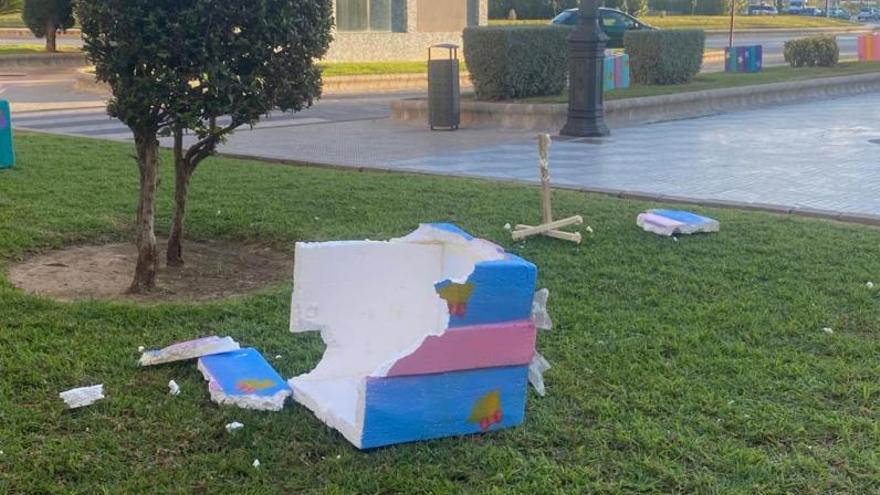 La decoración navideña realizada por un artista fallero, destrozada en la plaza Andrés Piles. | JOAN GIMENO