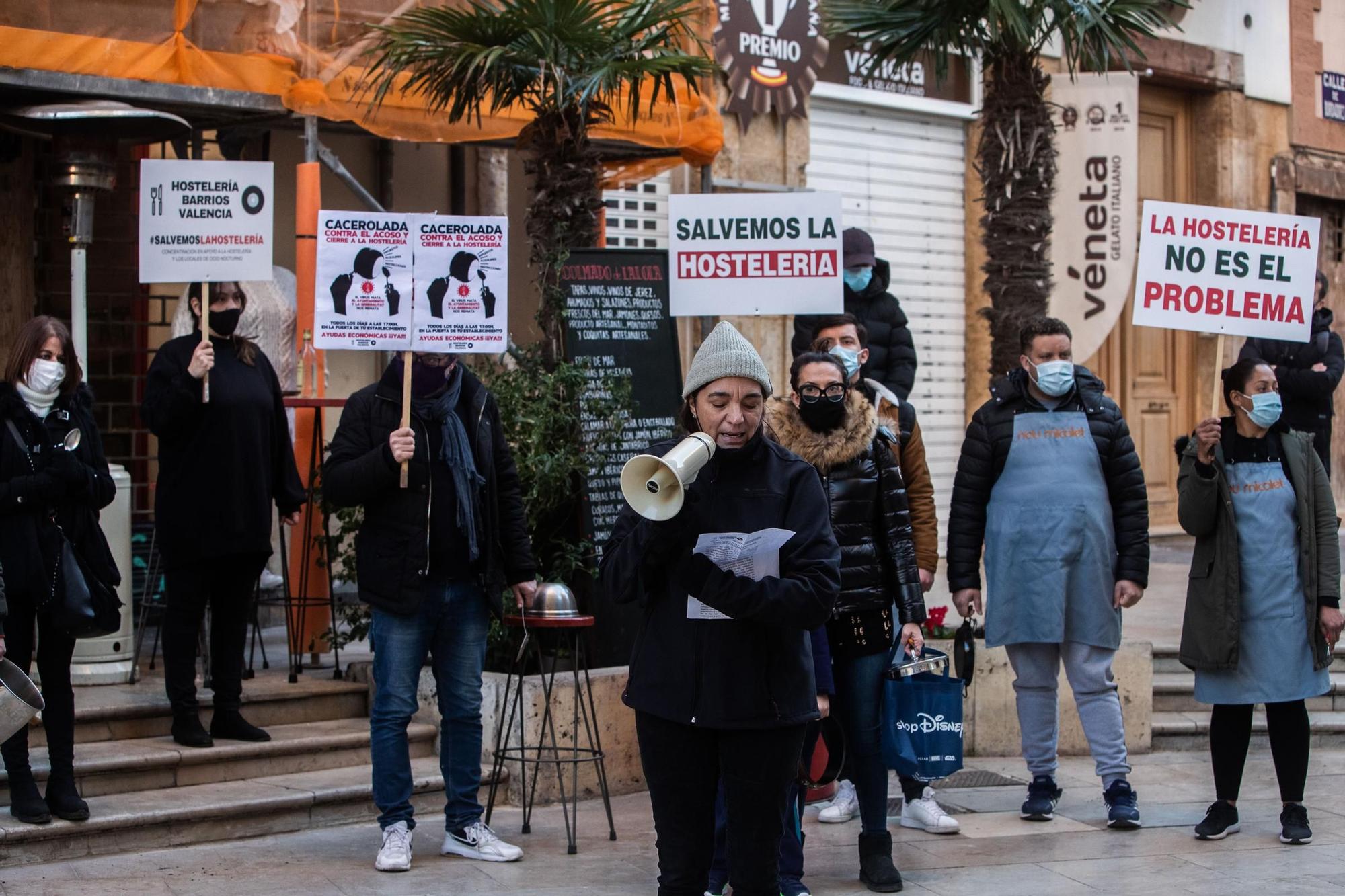 Cacerolada de la hostelería en contra del cierre a las 17 horas