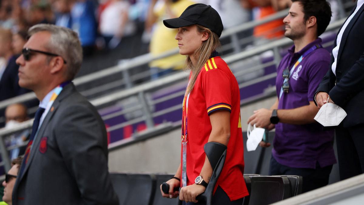 Alexia Putellas, con muletas, en las gradas antes del partido