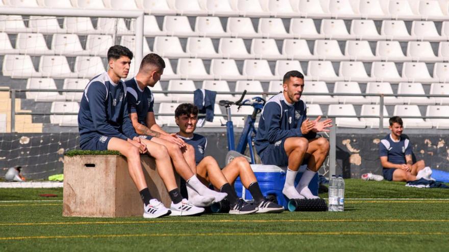 Varios de los futbolistas de la Peña Deportiva, en un momento de descanso tras un entreno. | ARSEN VORONYY