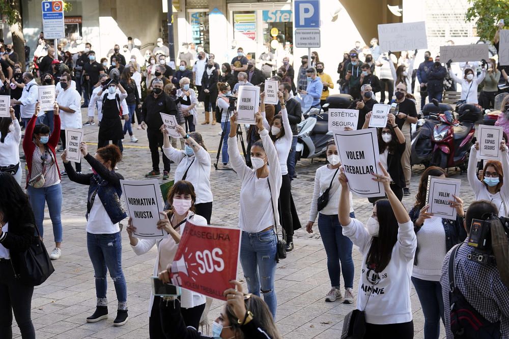 L''hostaleria i l''estètica gironines surten al carrer per protestar contra el tancament