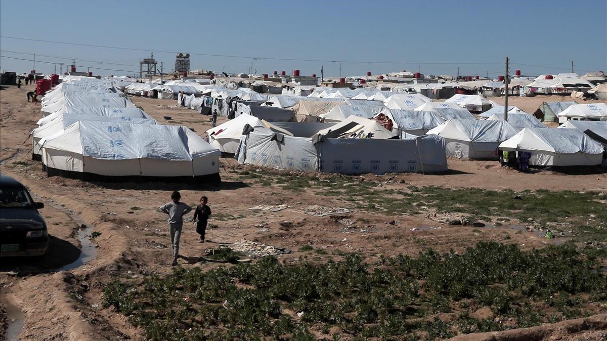 zentauroepp47272409 boys walk at al hol displacement camp in hasaka governorate 190309201131