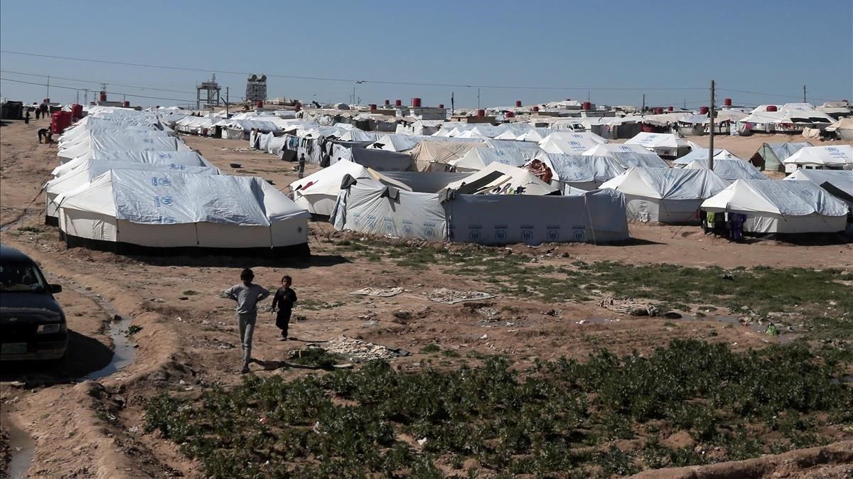zentauroepp47272409 boys walk at al hol displacement camp in hasaka governorate 190309201131 zentauroepp47272409 boys walk at al hol displacement camp in hasaka governorate 190309201131