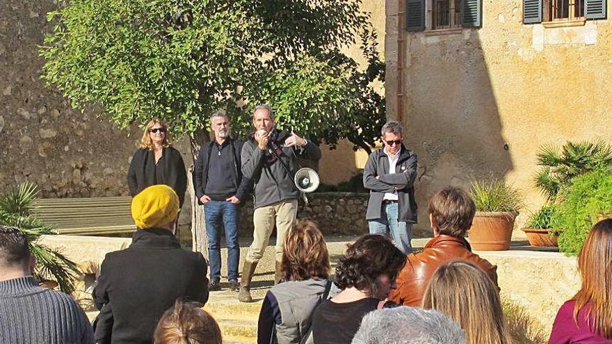 Agustín Santolaya, en el centro, durante el recorrido.