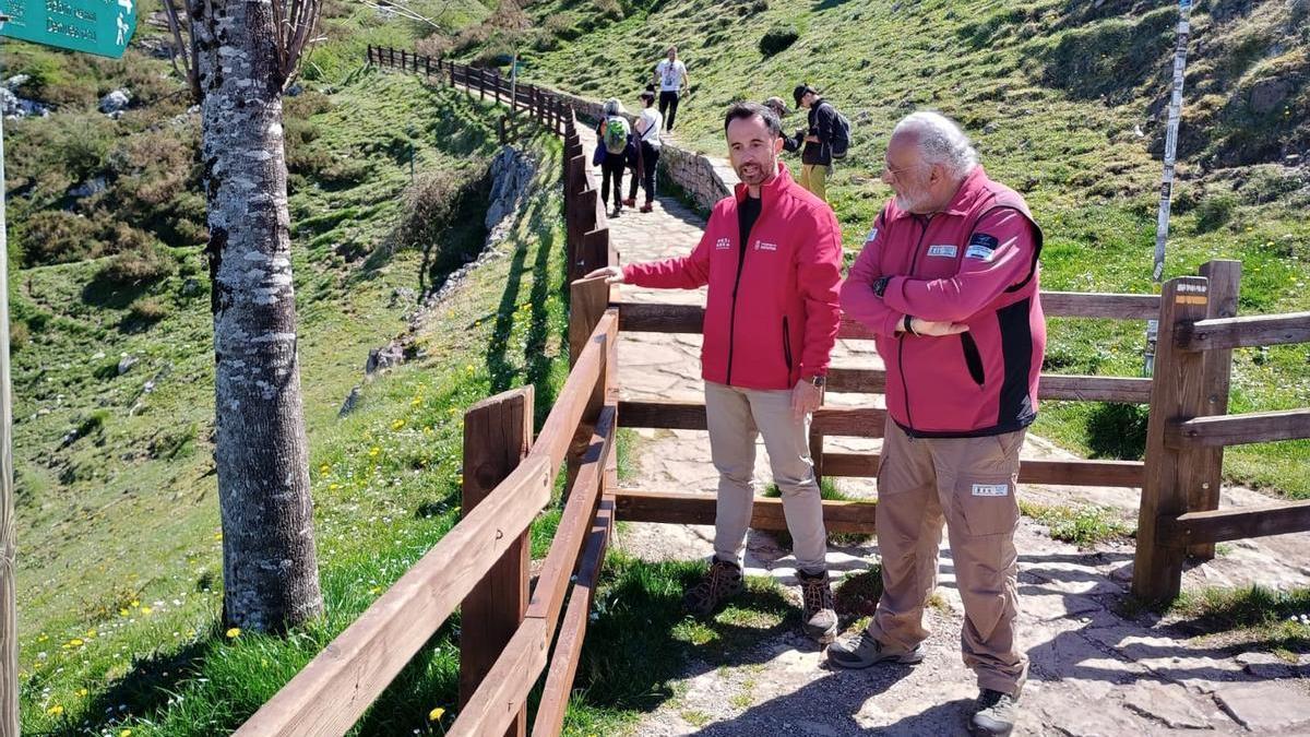 El director general de Custodia del Territorio y Prevención de Incendios, David Villar (izquierda.), y el director de la vertiente asturiana del parque nacional.
