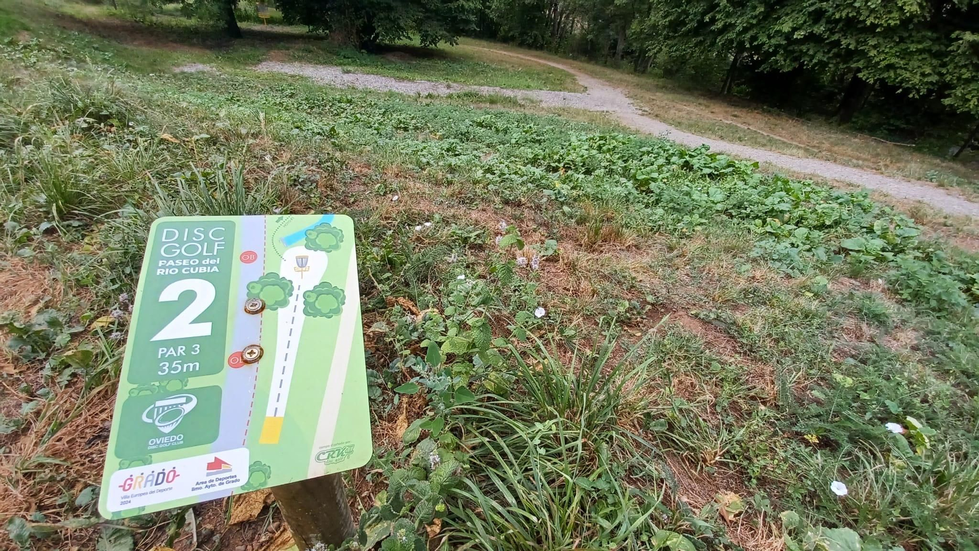 Lanza, avanza y encesta: así es el circuito de disc golf en el Paseo del Río Cubia de Grado