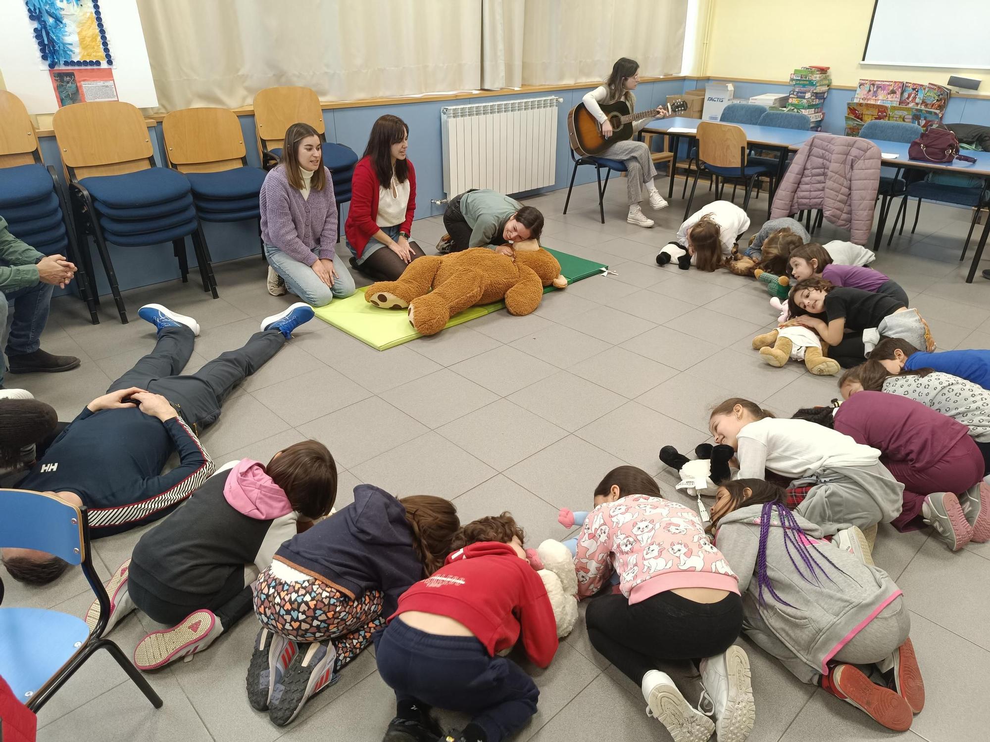 Los niños del José de Calasanz, en Llanera, aprenden a salvar vidas