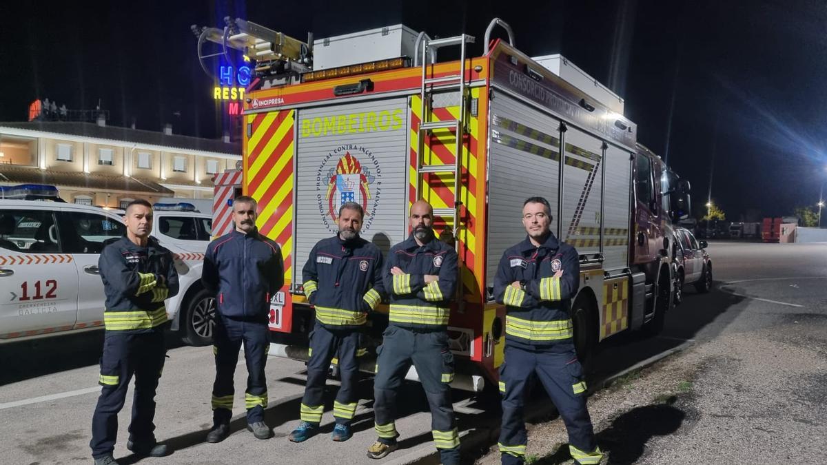El bombero de O Morrazo Rubén Sío -izquierda- con otros compañeros, camino a Valencia.