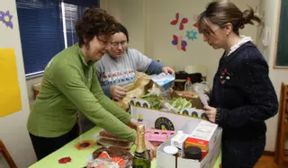 Servizos Sociais prueba la entrega de bonos de prestación de alimentos