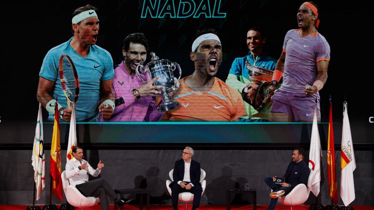 El extenista español Rafael Nadal (i), el presidente del Comité Olímpico Español, Alejandro Blanco (c), y el periodista Juanma Castaño durante el evento 'Encuentro con Rafa Nadal', acto organizado por el Comité Olímpico Español como reconocimiento del mundo del deporte nacional al extenista balear, este martes, en Madrid.