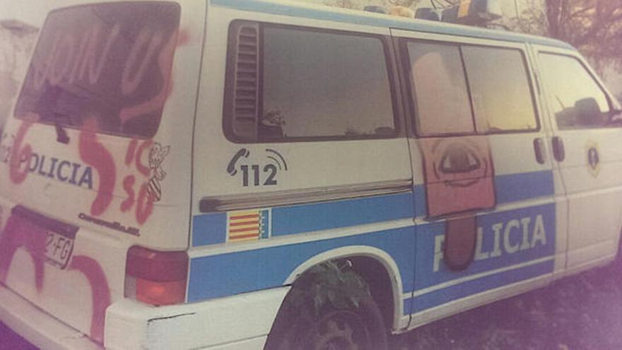 Unos grafiteros tunean un vehículo oficial de la policía autonómica