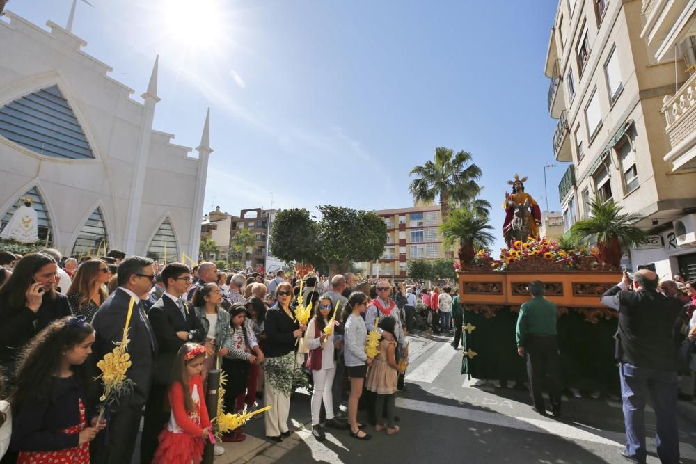 La procesión recorrió el itinerario entre la iglesia del Sagrado Corazón y la Inmaculada en Torrevieja