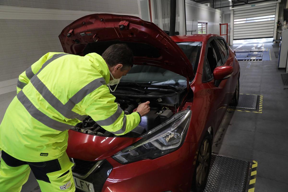 Revisión de un vehículo en la ITV