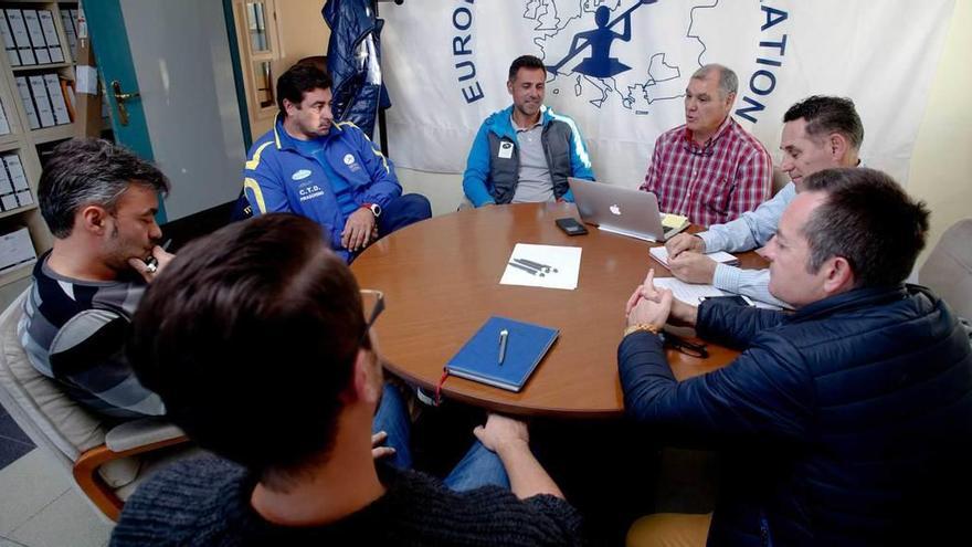 Tuero, a la izquierda, con Ángel López, Miguel García, Narciso Suárez, Juan José Román, José Modino y Nacho Díaz, de espaldas.