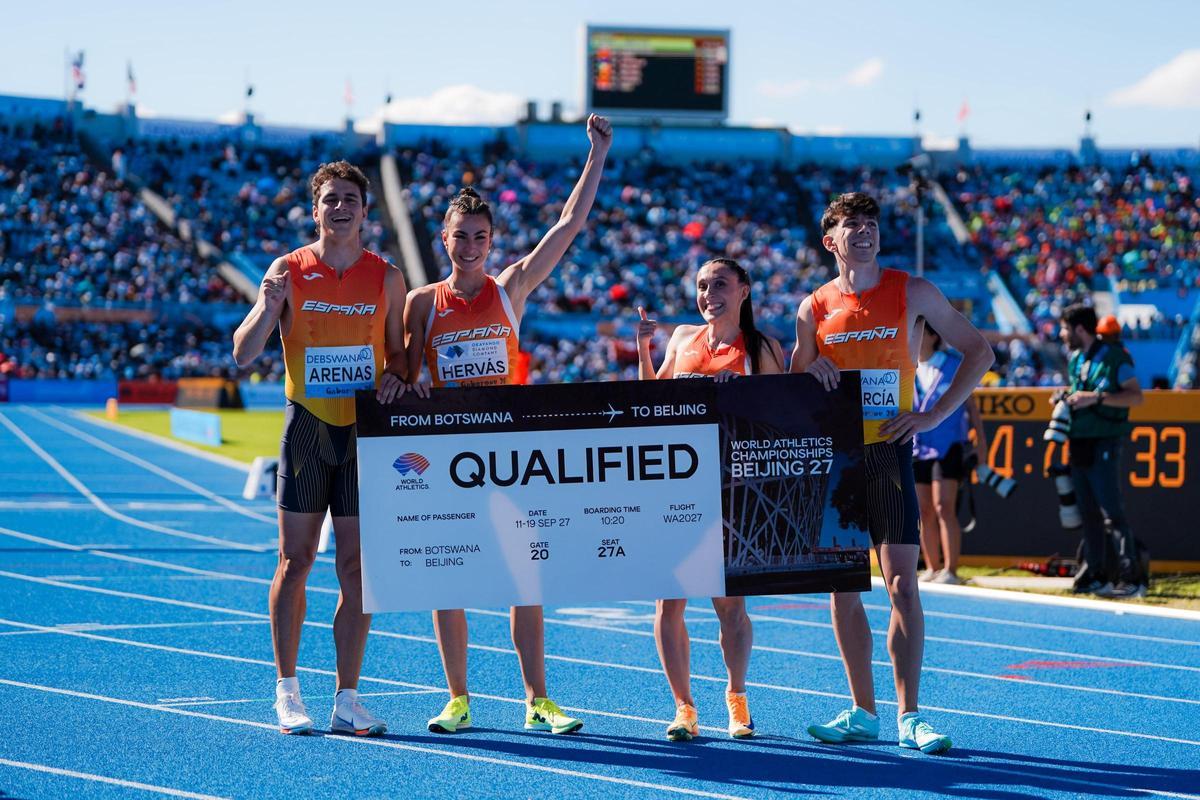 García Zurita (derecha) junto al 4x400 mixto y el billete logrado para el Mundial de Pekín.