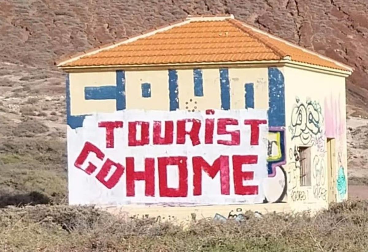 Una pintada antituristas aparecida en la playa de La Tejita, en Tenerife.