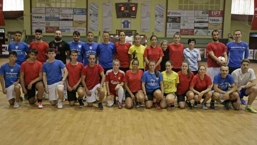 Los equipos masculino y femenino del A Estrada Futsal, ayer, en su primer entrenamiento. // Bernabé/Cris M.V.