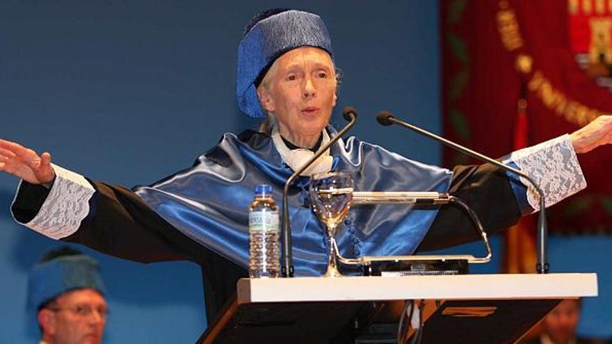 Jane Goodall, en un momento de su discurso tras su investidura como doctora honoris causa por la Universidad de Alicante, la primera de España que le otorga esta distinción