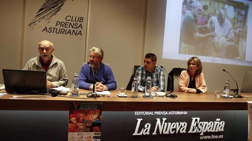 De izquierda a derecha, Jesús García, Antonio Vázquez, Luis Rodríguez y Rosa Vázquez, ayer, durante la presentación de las jornadas.