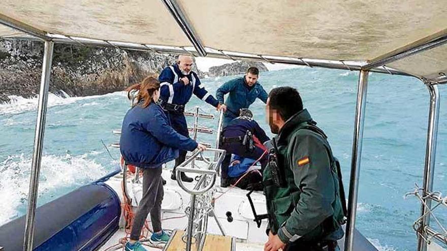 Momento en el que la Guardia Civil y la Policía Local rescatan al joven náufrago.