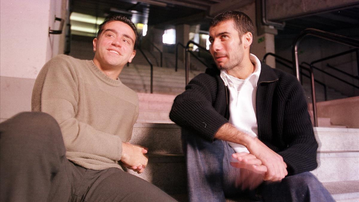 Conversación con Xavi Hernández, los dos cerebros del Barça, en las gradas del Camp Nou.  