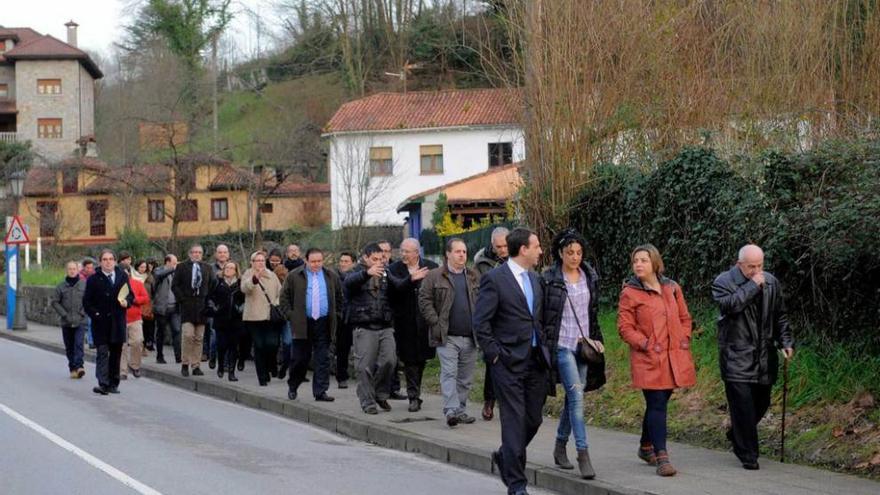 políticos de &quot;Procesión&quot; por las caldas. La visita del tripartito a la parcela de La Llera se convirtió en un acto multitudinario.