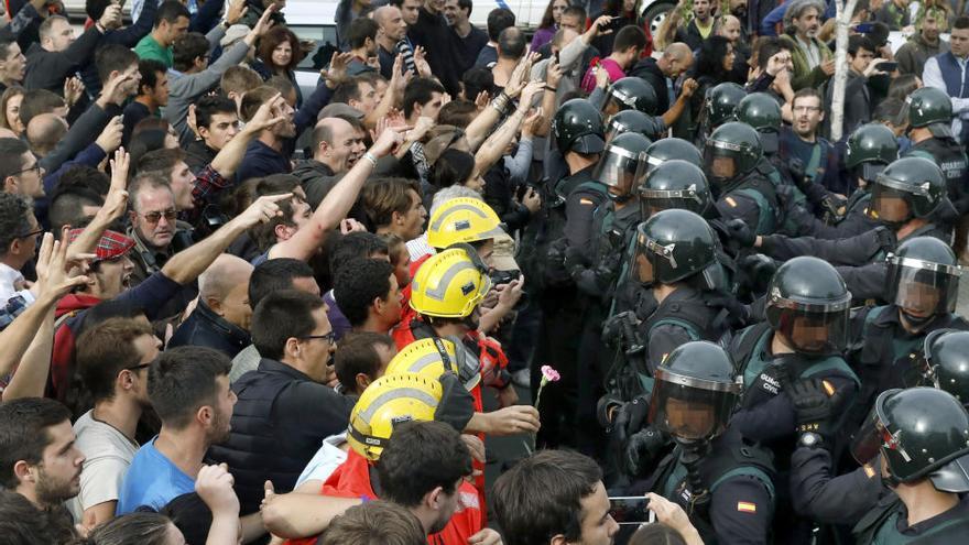 Tensión entre manifestantes y guardias civiles en el referéndum del 1-O.