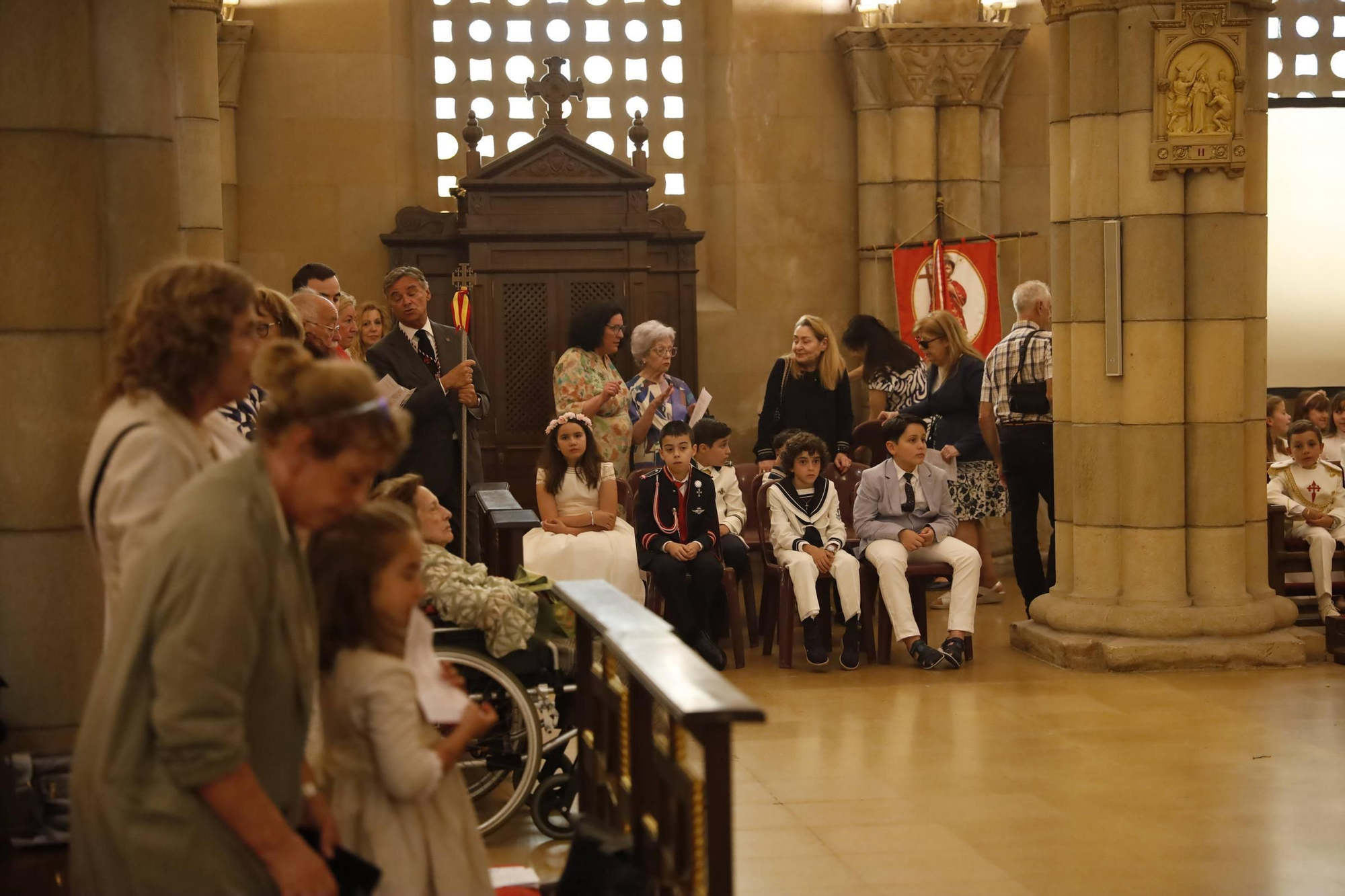 Pétalos, incienso, niños... así fue la procesión del Corpus Christi en Gijón (en imágenes)