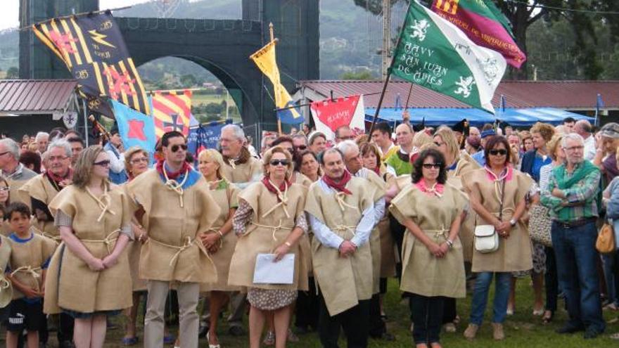 Arriba las autoridades y los miembros de los Exconxuraos, durante el pregón de las fiestas de este año. A la izquierda de estas líneas, los vecinos disfrutan de la cena medieval de los Exconxuraos. /