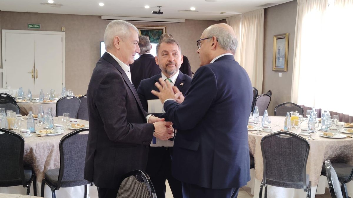 Los portavoces del pequeño comercio y de las grandes superficies conversan con el alcalde (en el medio).
