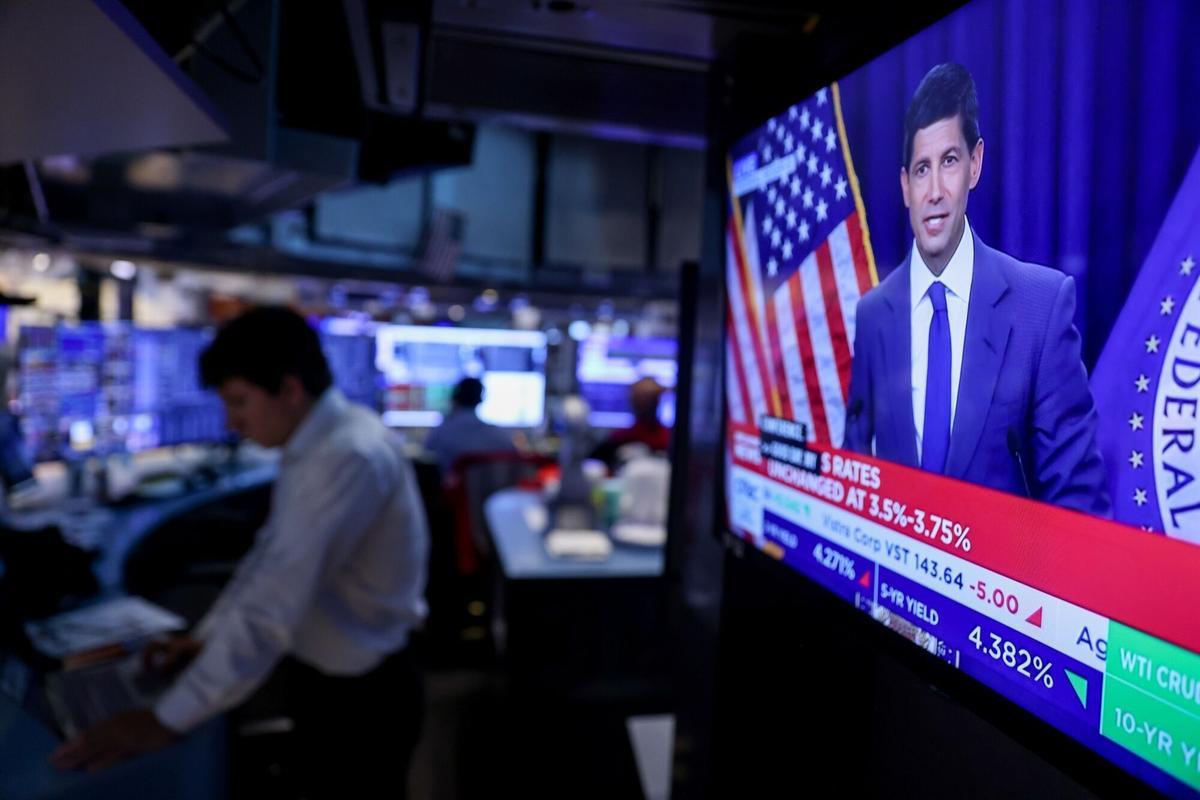 A television station broadcasts Kevin Warsh, chairman of the US Federal Reserve, speaking after a Federal Open Market Committee (FOMC) meeting as traders work on the floor of the New York Stock Exchange (NYSE) in New York, US, on Wednesday, July 29, 2026. Federal Reserve officials left interest rates unchanged, but a fractured vote signaled growing conviction among some policymakers that higher rates are needed to curb resurgent inflation. Photographer: Michael Nagle/Bloomberg