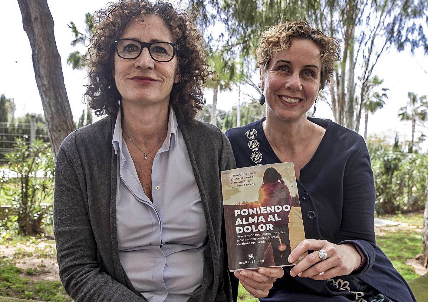 Carmen Ruiz y Carolina Moñino posan junto al nuevo libro.