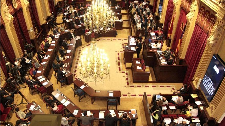 PP y Vox imponen el castellano en las comunicaciones del Parlament