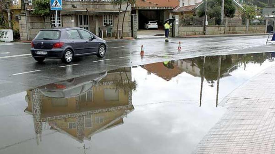 Arriba, un carril inundado, cuando el nivel del agua había descendido. Abajo, los trabajos para intentar achicarla.