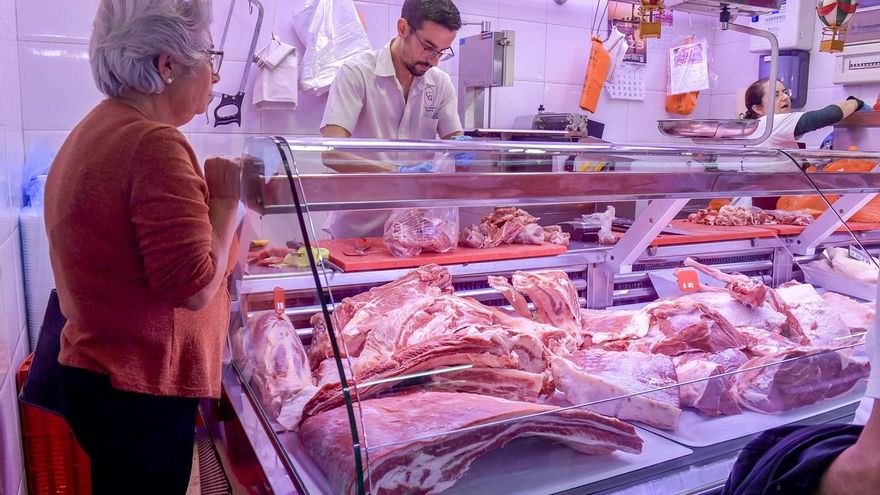 Compras para la cena de fin de año en el Mercado de Altavista, en Las Palmas de Gran Canaria