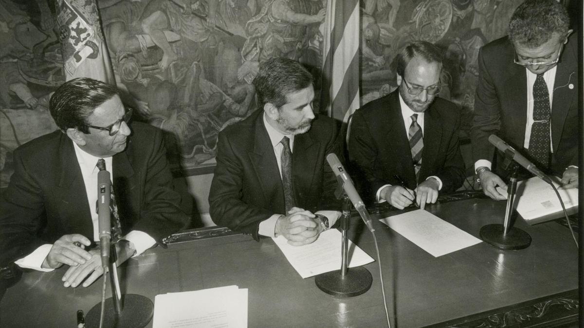 Joan Lerma y Antonio Tirado --en el centro--, en la firma de la fusión de las Cajas de Ahorro de Castellón y Valencia el 31 de octubre de 1991.