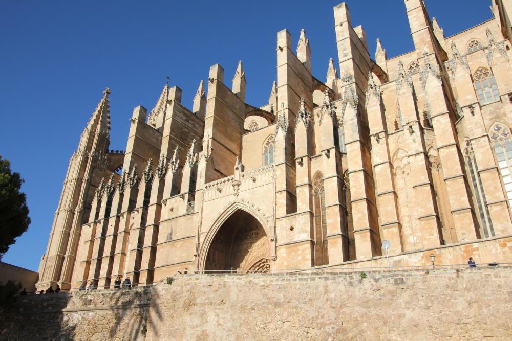 Mehrere tausend Personen kamen an Heiligabend wieder zu den beiden Ausgaben der deutschsprachigen ökumenischen Christvesper in der Kathedrale von Palma de Mallorca, die inzwischen seit 1971 auf Mallorca stattfinden. Die Predigt hielt Pfarrer Andreas Falow.