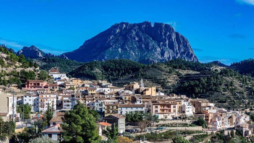 Panorámica de Sella, localidad del interior de la Marina Baixa cuya imagen rompe con la de las cercanas zonas costeras de esta comarca.