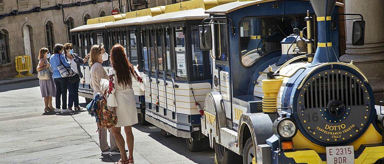 Usuarios del Tren Turístico das Termas, que recorre la ciudad y la ribera del Miño.