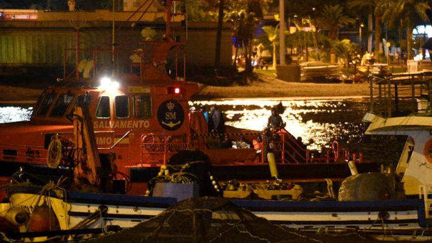 Salvamento Marítimo durante el traslado de una patera anterior.